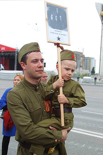 73-я годовщина Победы в Великой Отечественной войне. Акция памяти &quot;Бессмертный полк&quot; на Театральной площади