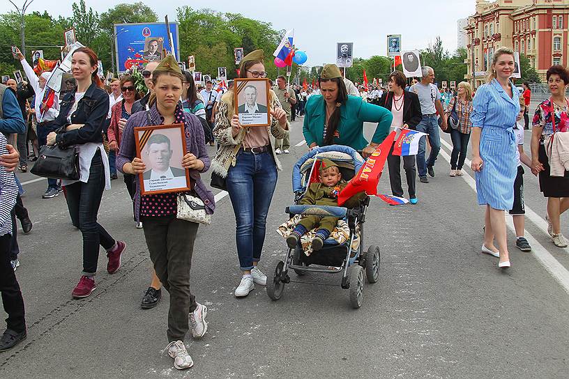 73-я годовщина Победы в Великой Отечественной войне. Акция памяти &quot;Бессмертный полк&quot; на Театральной площади