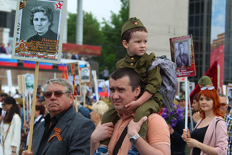 73-я годовщина Победы в Великой Отечественной войне. Акция памяти &quot;Бессмертный полк&quot; на Театральной площади