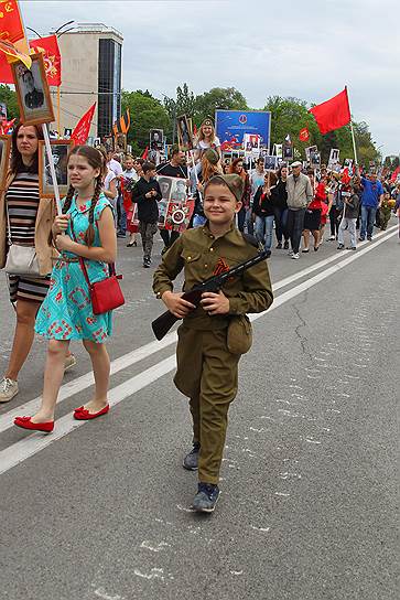 73-я годовщина Победы в Великой Отечественной войне. Акция памяти &quot;Бессмертный полк&quot; на Театральной площади