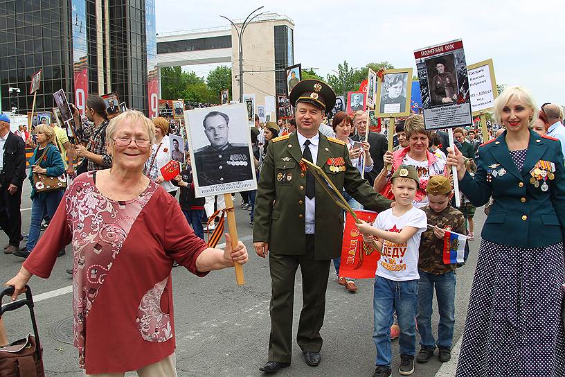 73-я годовщина Победы в Великой Отечественной войне. Акция памяти &quot;Бессмертный полк&quot; на Театральной площади