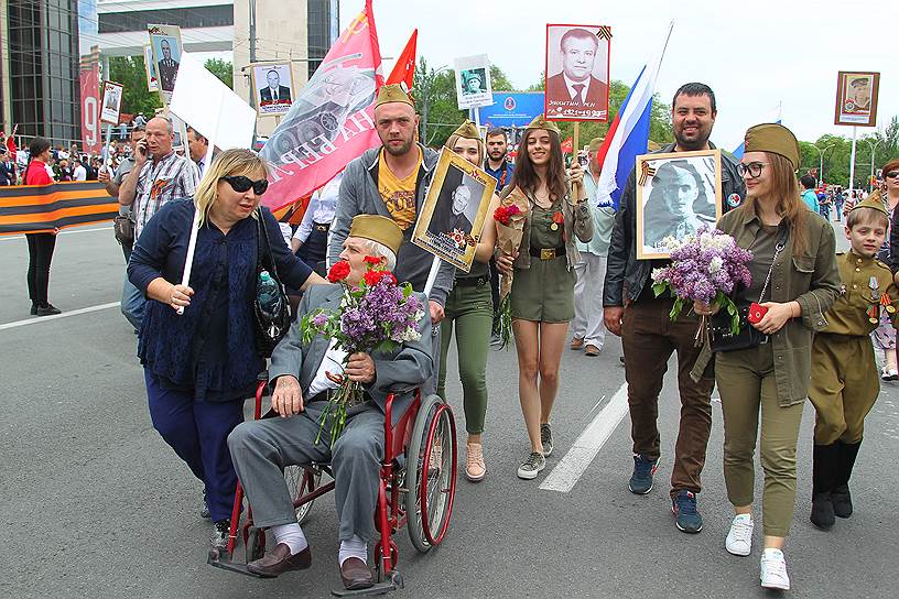 73-я годовщина Победы в Великой Отечественной войне. Акция памяти &quot;Бессмертный полк&quot; на Театральной площади