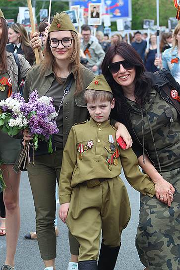 73-я годовщина Победы в Великой Отечественной войне. Акция памяти &quot;Бессмертный полк&quot; на Театральной площади