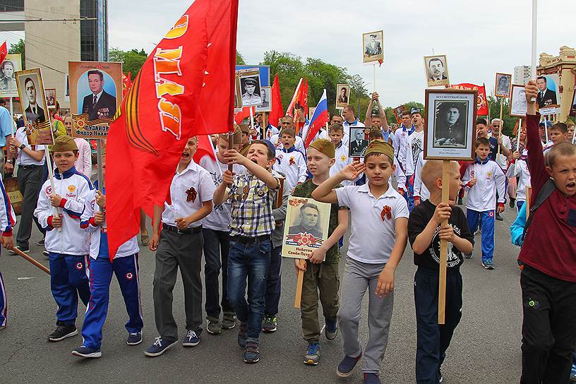 73-я годовщина Победы в Великой Отечественной войне. Акция памяти &quot;Бессмертный полк&quot; на Театральной площади