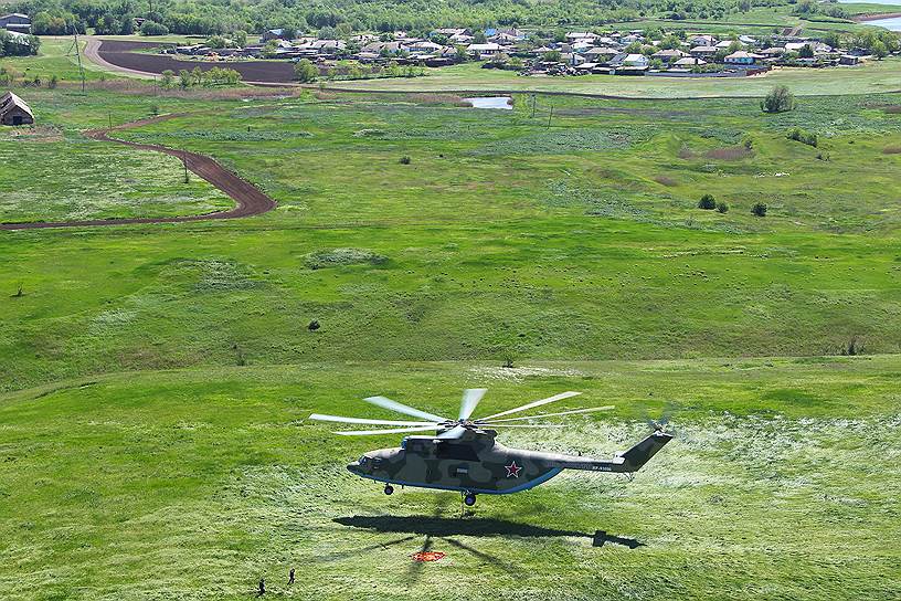 Экипажи самых больших в мире военно-транспортных вертолетов МИ-26 Южного военного округа провели учебно-тренировочные полеты с использованием новой водосливной системы ВСУ-15, заборы воды в открытых водоемах и ее сброс на условные очаги возгорания, обозначенные сигнальными дымами.