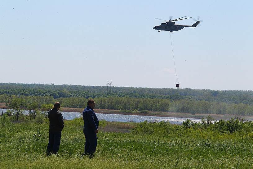 Экипажи самых больших в мире военно-транспортных вертолетов МИ-26 Южного военного округа провели учебно-тренировочные полеты с использованием новой водосливной системы ВСУ-15, заборы воды в открытых водоемах и ее сброс на условные очаги возгорания, обозначенные сигнальными дымами.