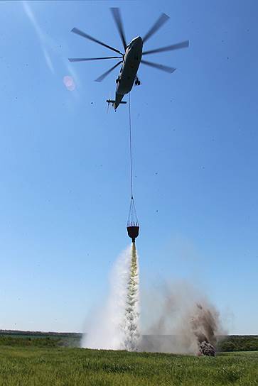 Экипажи самых больших в мире военно-транспортных вертолетов МИ-26 Южного военного округа провели учебно-тренировочные полеты с использованием новой водосливной системы ВСУ-15, заборы воды в открытых водоемах и ее сброс на условные очаги возгорания, обозначенные сигнальными дымами.