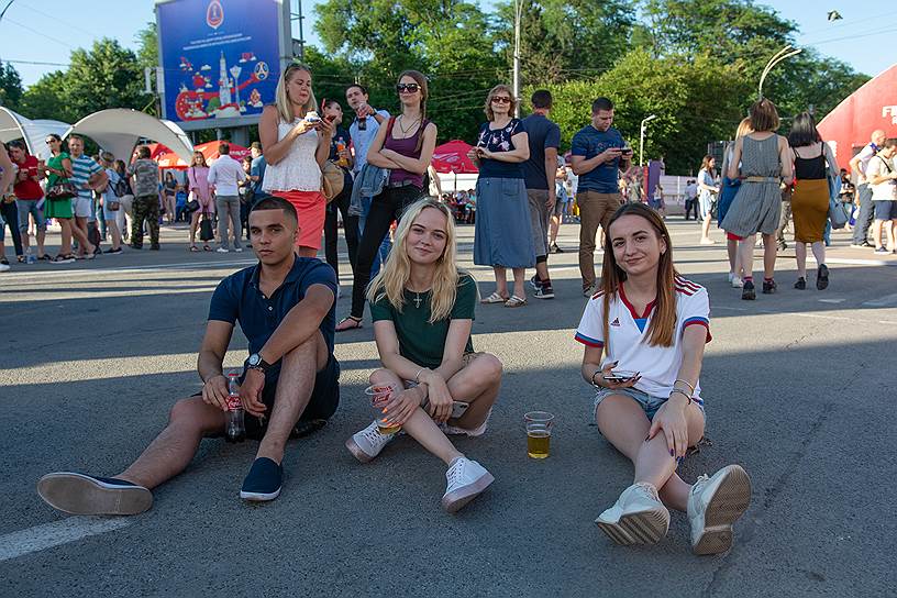 Открытие &quot;фестиваля болельщиков ЧМ 2018&quot;. Болельщики в фан-зоне, на Театральной площади