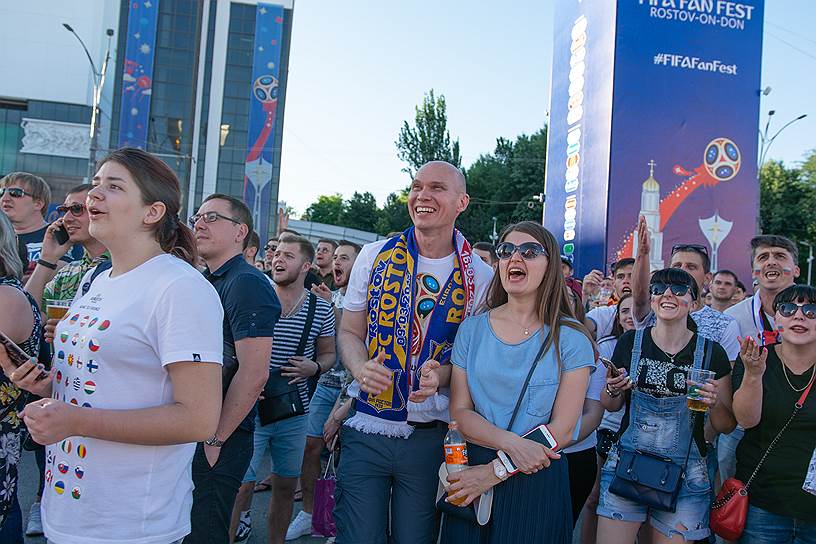 Открытие &quot;фестиваля болельщиков ЧМ 2018&quot;. Болельщики в фан-зоне, на Театральной площади