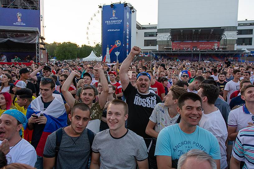 Открытие &quot;фестиваля болельщиков ЧМ 2018&quot;. Болельщики в фан-зоне, на Театральной площади