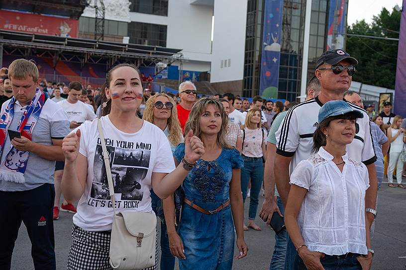 Открытие &quot;фестиваля болельщиков ЧМ 2018&quot;. Болельщики в фан-зоне, на Театральной площади