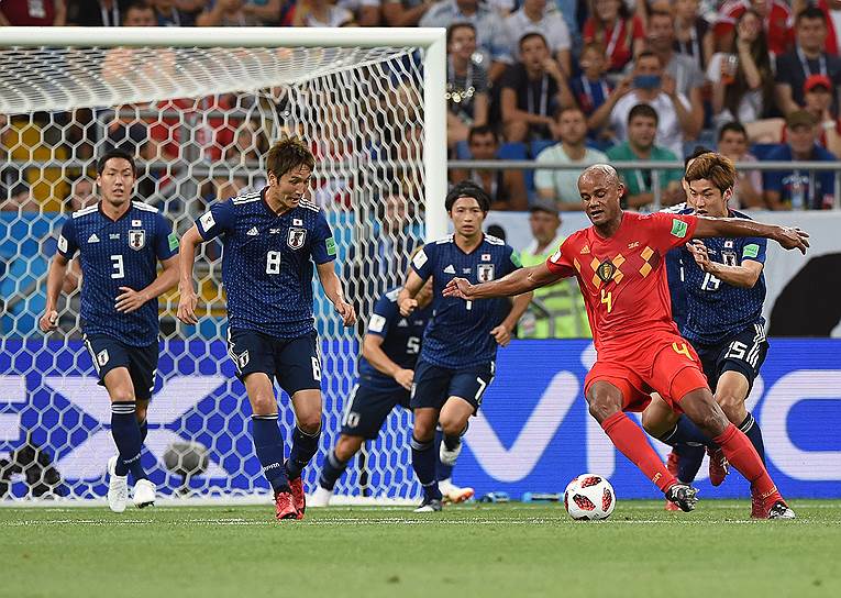 Чемпионат мира по футболу в России FIFA 2018. 1/8 финала. Матч между сборными командами Японии и Бельгии на стадионе &quot;Ростов Арена&quot;. Слева направо: игроки сборной Японии Ген Седзи, Гэнки Харагути, Гаку Сибасаки, игрок сборной Бельгии Венсан Компани и игрок сборной Японии Юя Осако во время матча