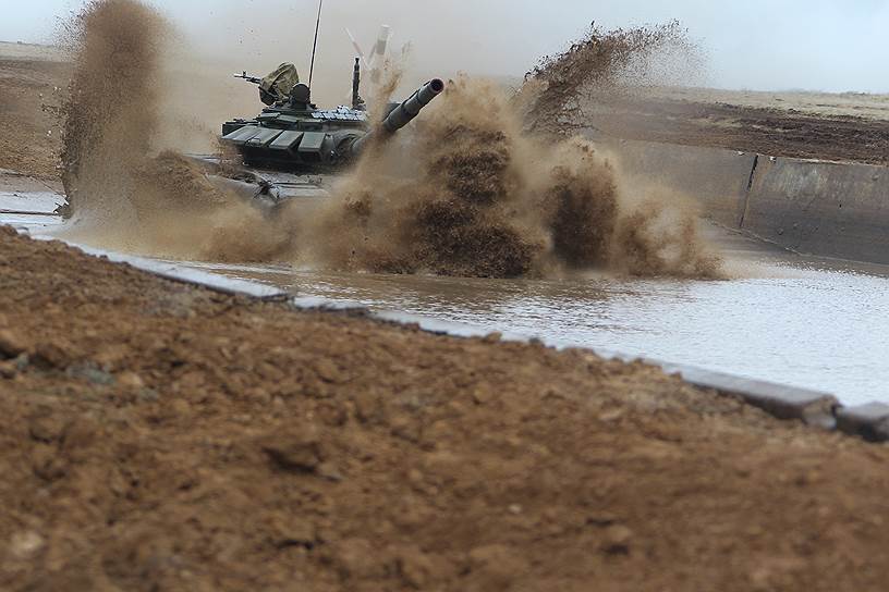 Окружной этап международной соревновательной гонки с различными препятствиями между танковыми экипажами &quot;Танковый биатлон&quot; на полигоне Прудбой
