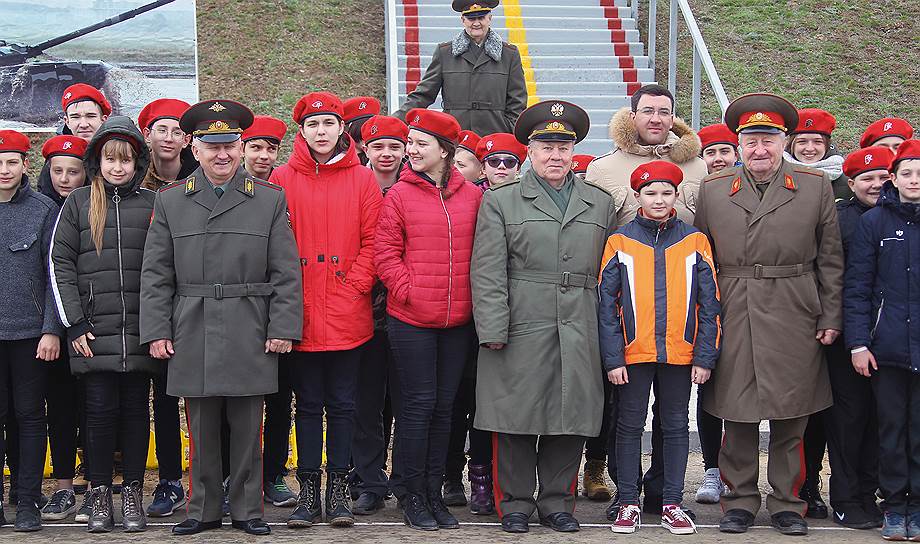 Окружной этап международной соревновательной гонки с различными препятствиями между танковыми экипажами &quot;Танковый биатлон&quot; на полигоне Прудбой