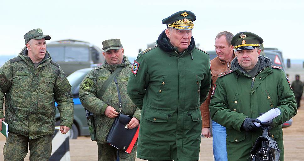 Окружной этап международной соревновательной гонки с различными препятствиями между танковыми экипажами &quot;Танковый биатлон&quot; на полигоне Прудбой. Командующий войсками Южного военного округа Александр Дворников (в центре) во время соревнований