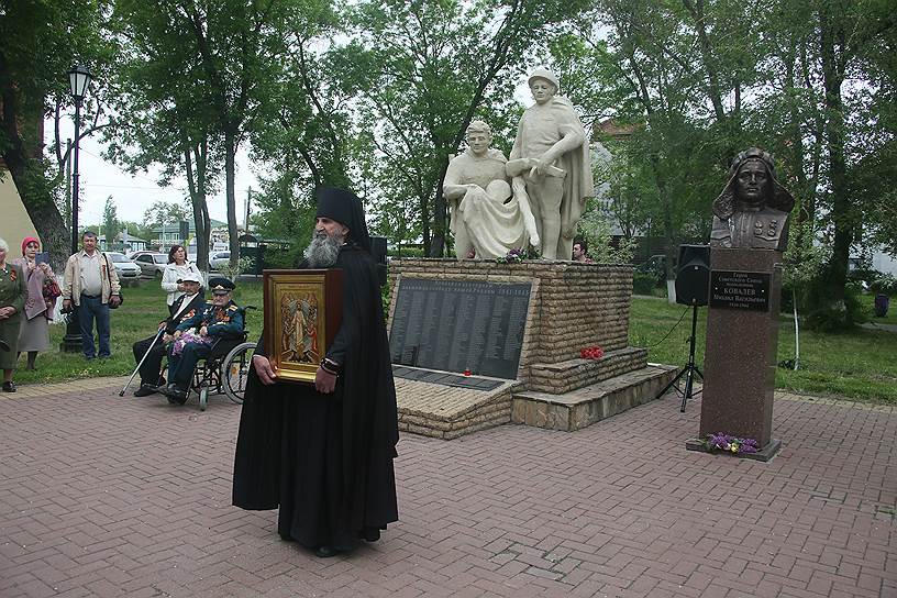 Молебен на братской могиле и шествие &quot;Бессмертный полк&quot; в станице Старочеркасская