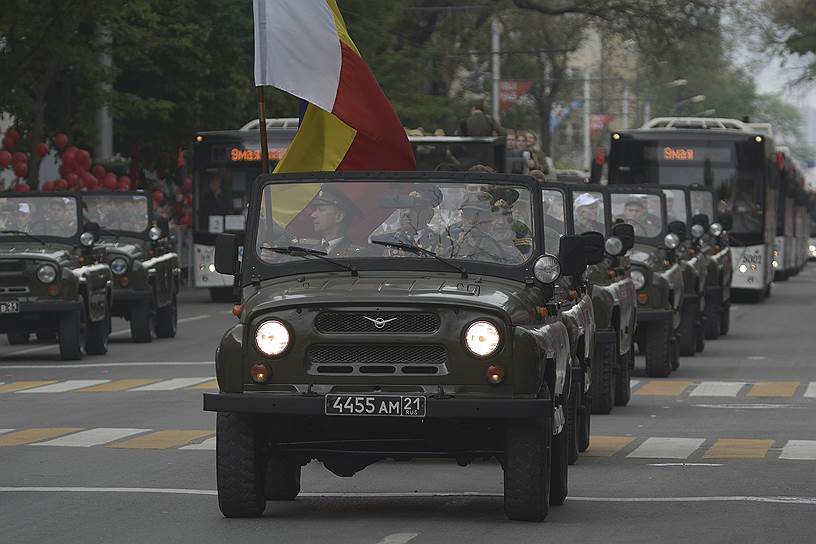 Военный парад, посвященный 74 годовщине Победы в Великой отечественной войне на Театральной площади.