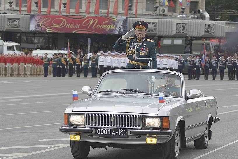 Военный парад, посвященный 74 годовщине Победы в Великой отечественной войне на Театральной площади.