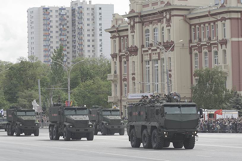 Военный парад, посвященный 74 годовщине Победы в Великой отечественной войне на Театральной площади.