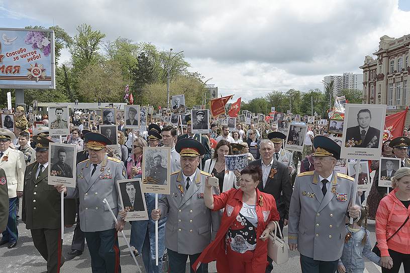 Шествие &quot;Бессмертный полк&quot;, на Театральной площади.