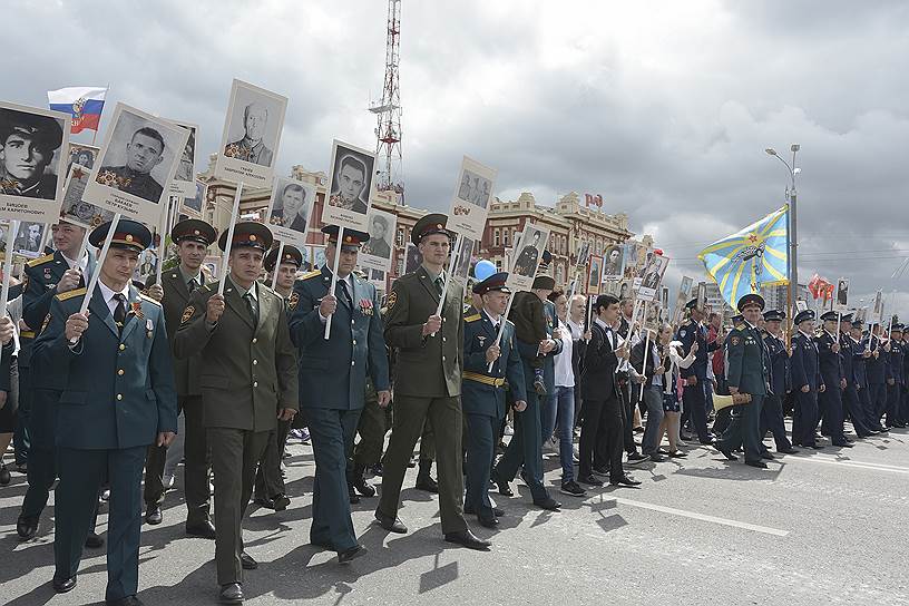 Шествие &quot;Бессмертный полк&quot;, на Театральной площади.