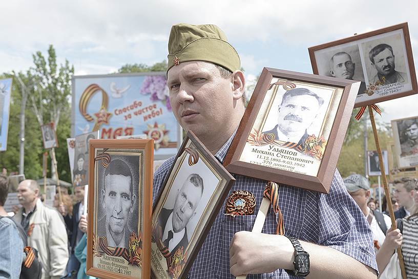 Шествие &quot;Бессмертный полк&quot;, на Театральной площади.