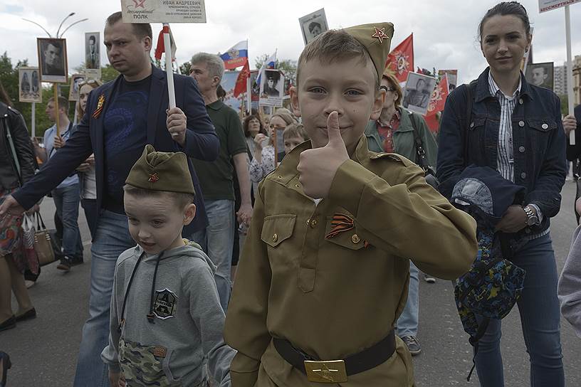 Шествие &quot;Бессмертный полк&quot;, на Театральной площади.