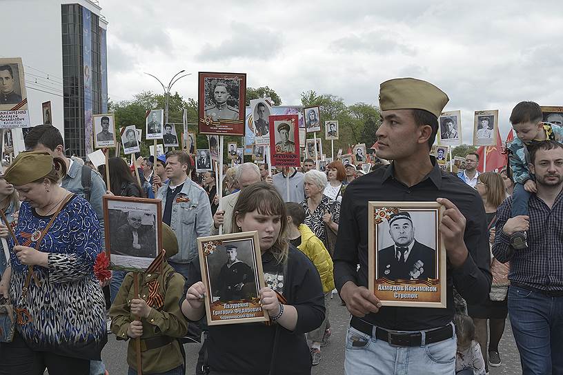 Шествие &quot;Бессмертный полк&quot;, на Театральной площади.