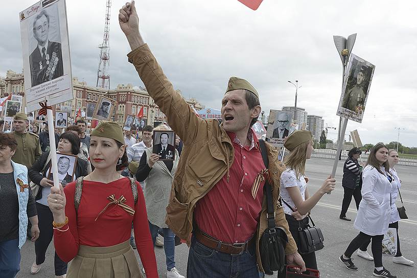 Шествие &quot;Бессмертный полк&quot;, на Театральной площади.