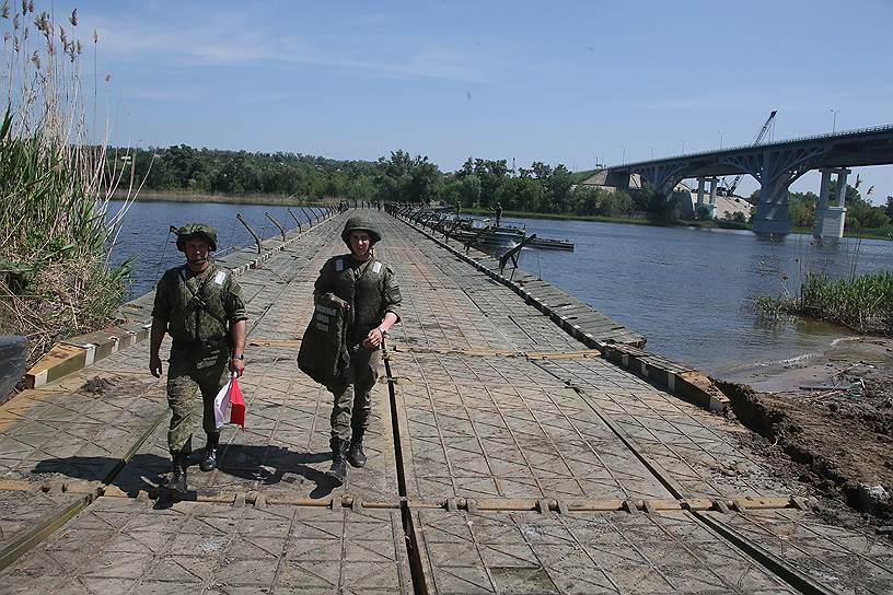 Наведение инженерами Вооруженных Сил России Южного военного округа (ЮВО) понтонно-мостовой переправы через реку Северский Донец, на время ремонта моста по федеральной трассе М4-Дон