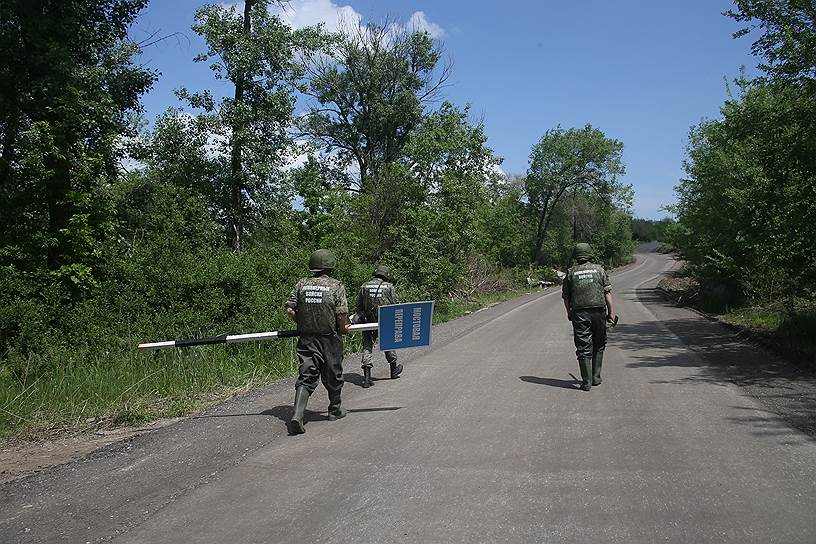 Наведение инженерами Вооруженных Сил России Южного военного округа (ЮВО) понтонно-мостовой переправы через реку Северский Донец, на время ремонта моста по федеральной трассе М4-Дон