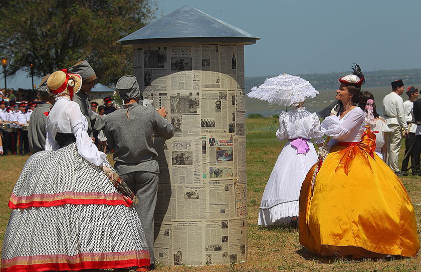 Международный фестиваль &quot;Оборона Таганрога 1855 года&quot; прошел на Пушкинской набережной. Участники во время исторической реконструкции попытки высадки англо-французских интервентов во время Крымской войны