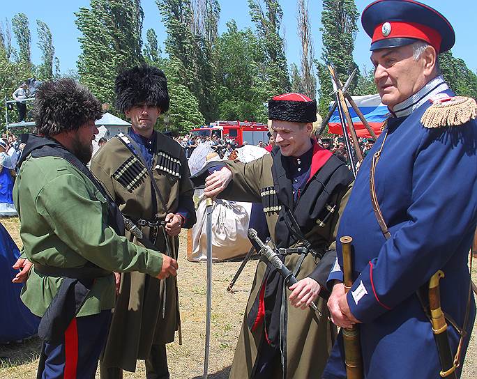 Международный фестиваль &quot;Оборона Таганрога 1855 года&quot; прошел на Пушкинской набережной. Участники во время исторической реконструкции попытки высадки англо-французских интервентов во время Крымской войны