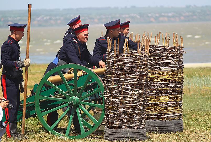 Международный фестиваль &quot;Оборона Таганрога 1855 года&quot; прошел на Пушкинской набережной. Участники во время исторической реконструкции попытки высадки англо-французских интервентов во время Крымской войны