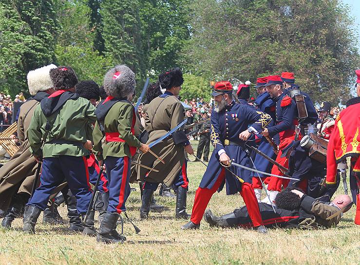 Международный фестиваль &quot;Оборона Таганрога 1855 года&quot; прошел на Пушкинской набережной. Участники во время исторической реконструкции попытки высадки англо-французских интервентов во время Крымской войны