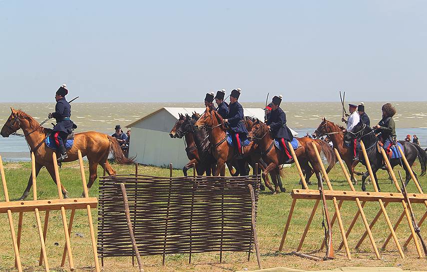 Международный фестиваль &quot;Оборона Таганрога 1855 года&quot; прошел на Пушкинской набережной. Участники во время исторической реконструкции попытки высадки англо-французских интервентов во время Крымской войны