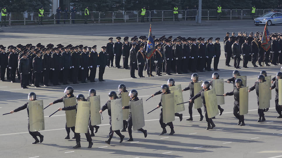 Парад в честь Дня сотрудника полиции, на Театральной площади.