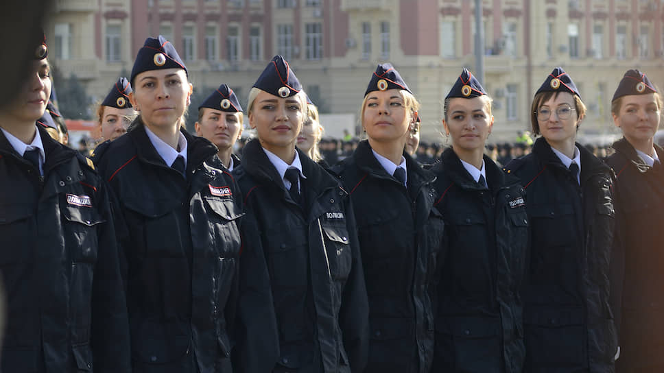 Парад в честь Дня сотрудника полиции, на Театральной площади.