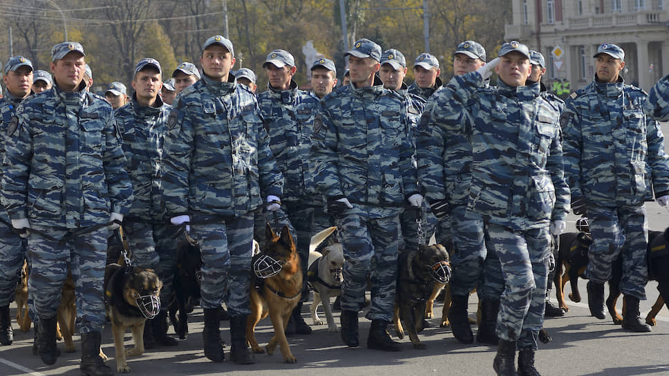 Парад в честь Дня сотрудника полиции, на Театральной площади.