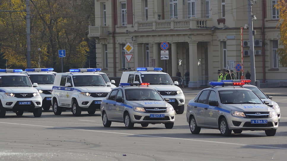 Парад в честь Дня сотрудника полиции, на Театральной площади.