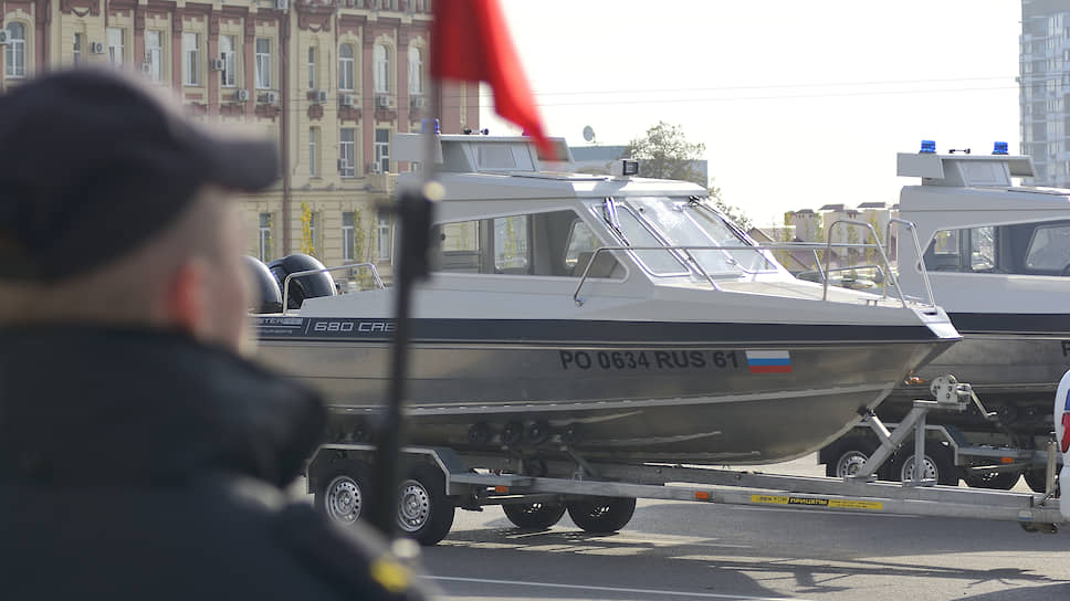 Парад в честь Дня сотрудника полиции, на Театральной площади.