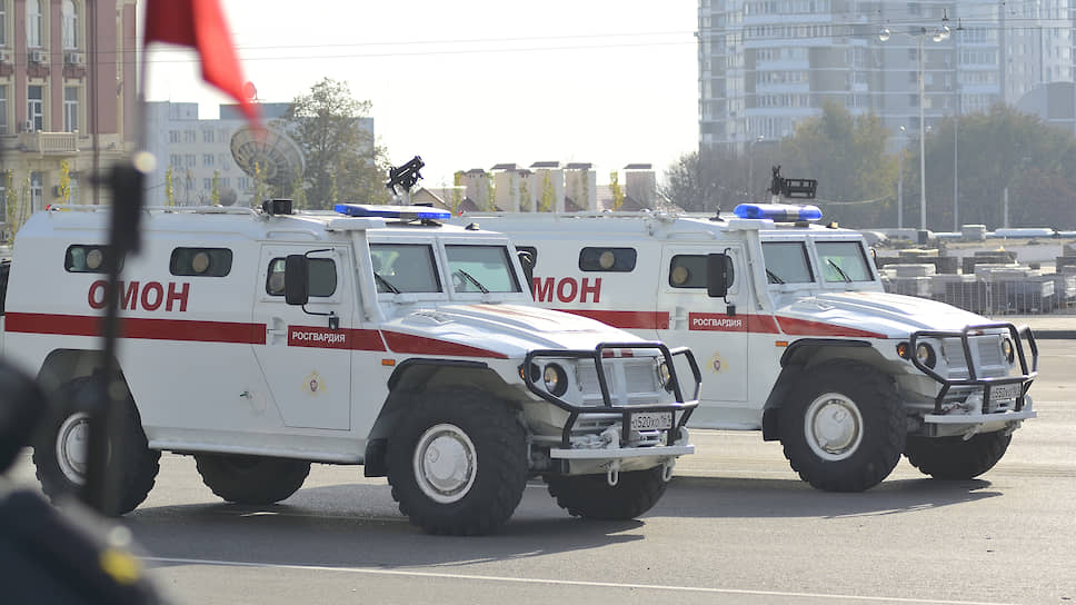 Парад в честь Дня сотрудника полиции, на Театральной площади.