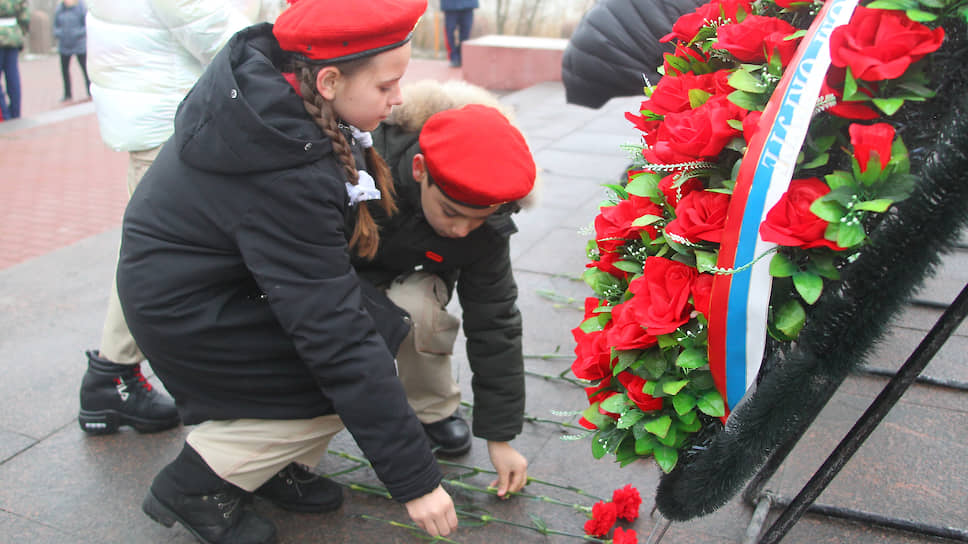 Церемония возложения венков и цветов к мемориальному комплексу «Кумженская роща», посвященная 77-й годовщине со дня освобождения г. Ростова-на-Дону от немецко-фашистских захватчиков.