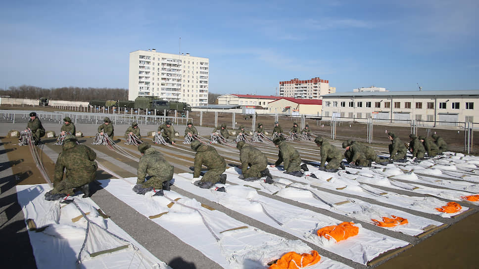 Военнослужащие-женщины соединения специального назначения Южного военного округа во время занятий по специальной и тактической подготовке в преддверии Международного женского дня в поселке Рассвет.