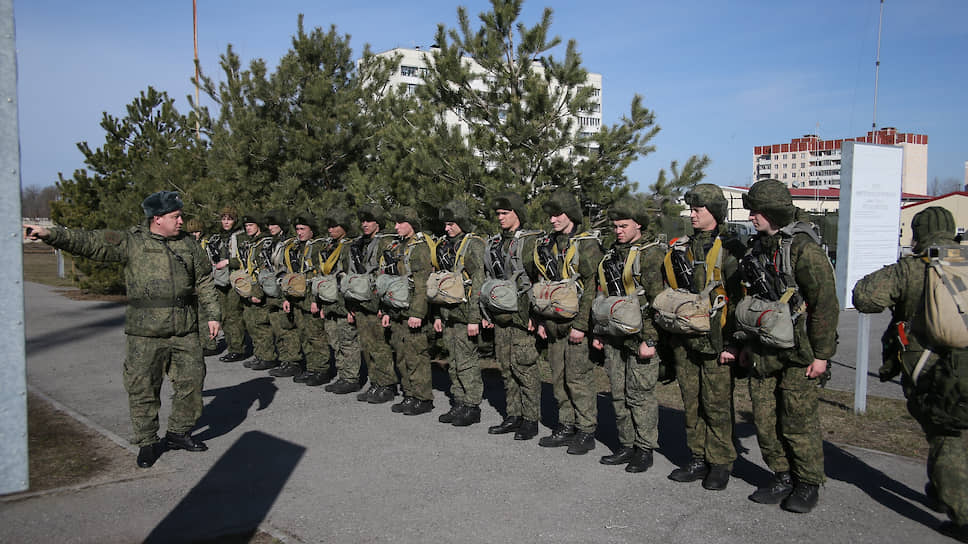 Военнослужащие-женщины соединения специального назначения Южного военного округа во время занятий по специальной и тактической подготовке в преддверии Международного женского дня в поселке Рассвет.