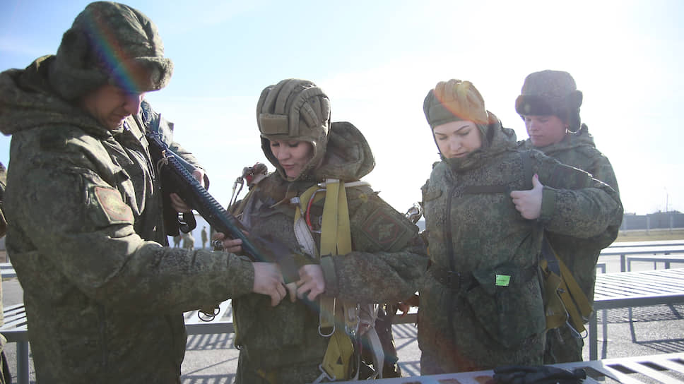 Военнослужащие-женщины соединения специального назначения Южного военного округа во время занятий по специальной и тактической подготовке в преддверии Международного женского дня в поселке Рассвет.