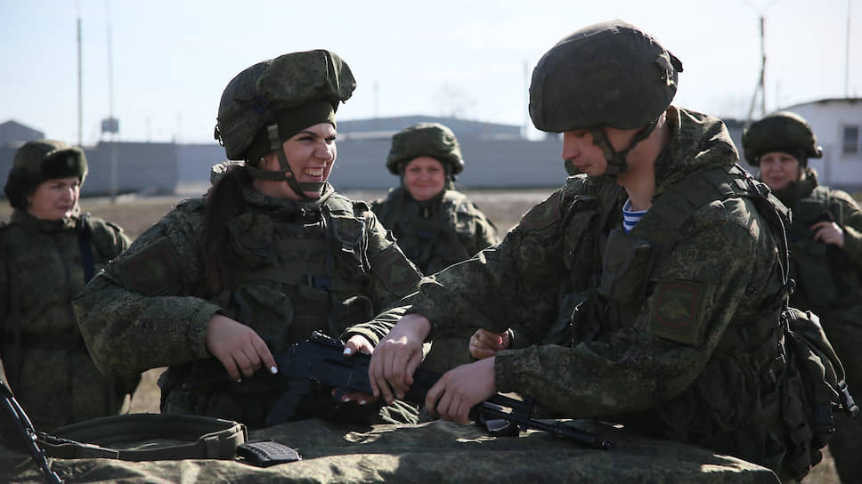 Военнослужащие-женщины соединения специального назначения Южного военного округа во время занятий по специальной и тактической подготовке в преддверии Международного женского дня в поселке Рассвет.