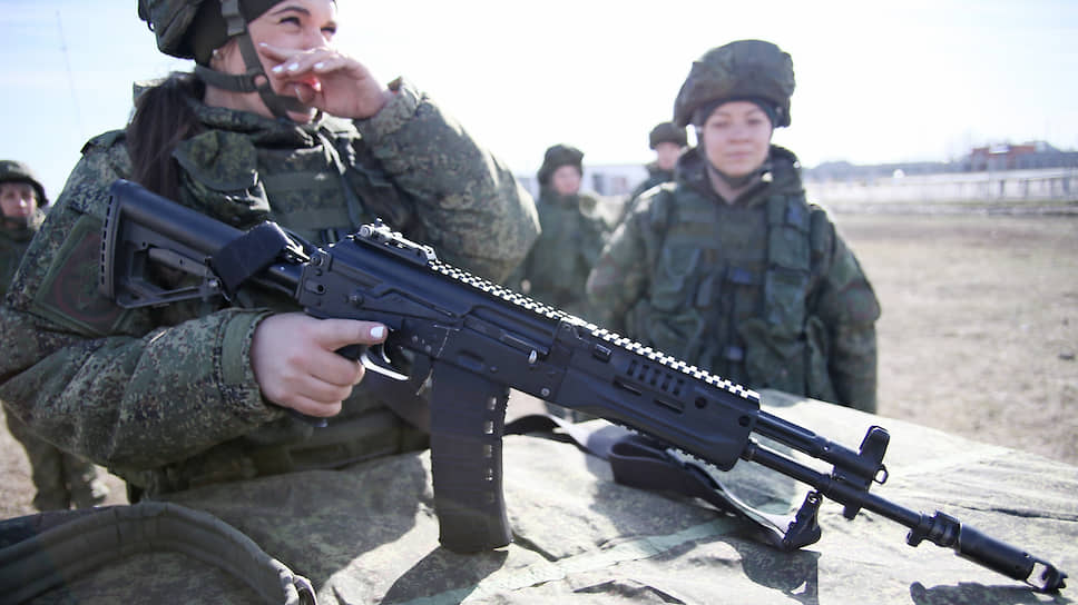 Военнослужащие-женщины соединения специального назначения Южного военного округа во время занятий по специальной и тактической подготовке в преддверии Международного женского дня в поселке Рассвет.