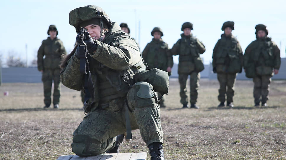 Военнослужащие-женщины соединения специального назначения Южного военного округа во время занятий по специальной и тактической подготовке в преддверии Международного женского дня в поселке Рассвет.