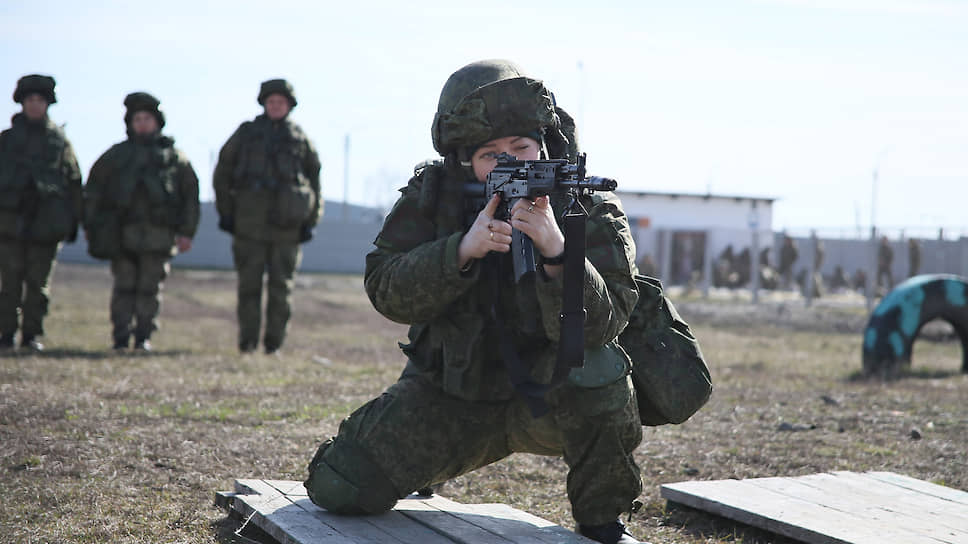 Военнослужащие-женщины соединения специального назначения Южного военного округа во время занятий по специальной и тактической подготовке в преддверии Международного женского дня в поселке Рассвет.